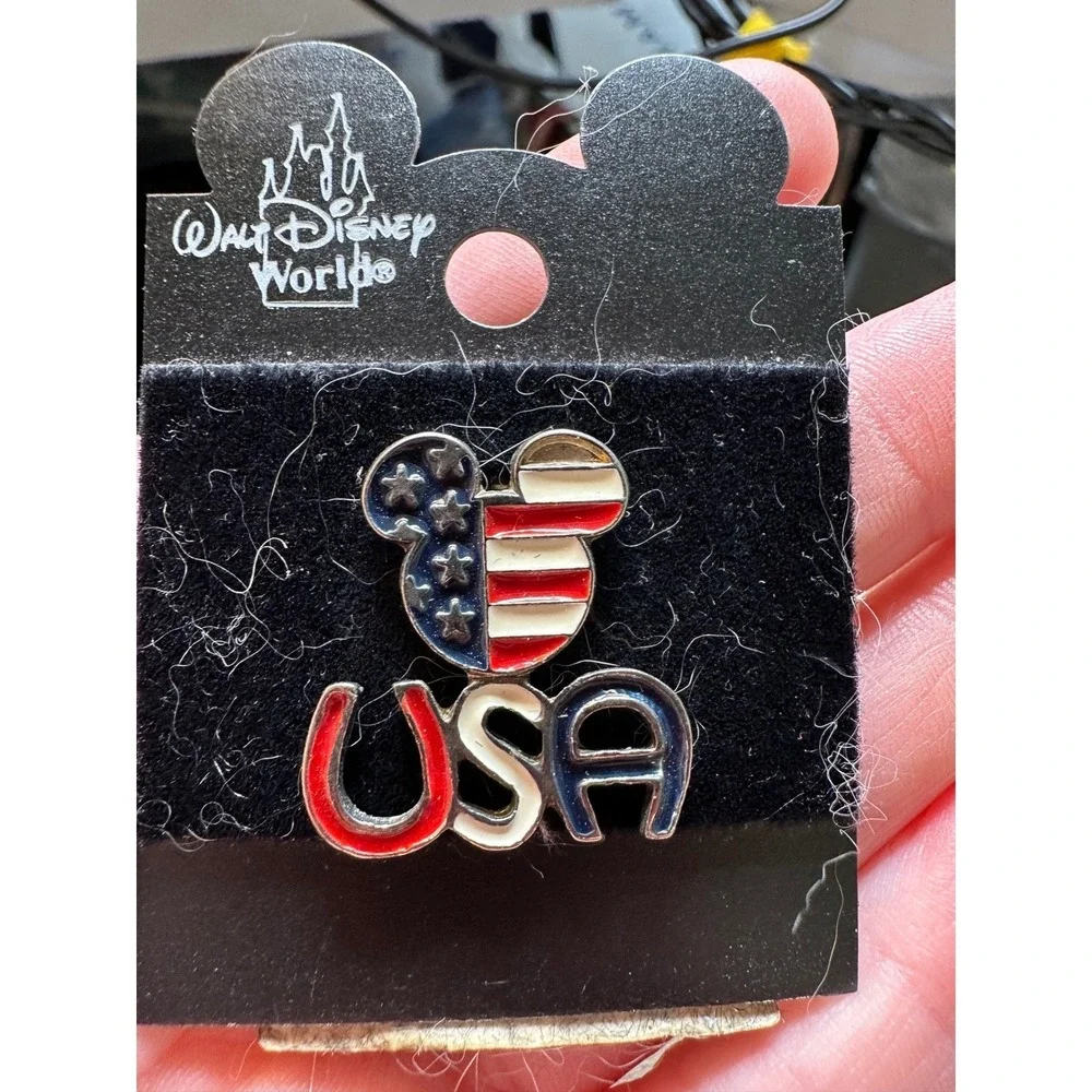 Disney Pin Vintage patriotic USA Red White Blue Still on Card Pre 2000